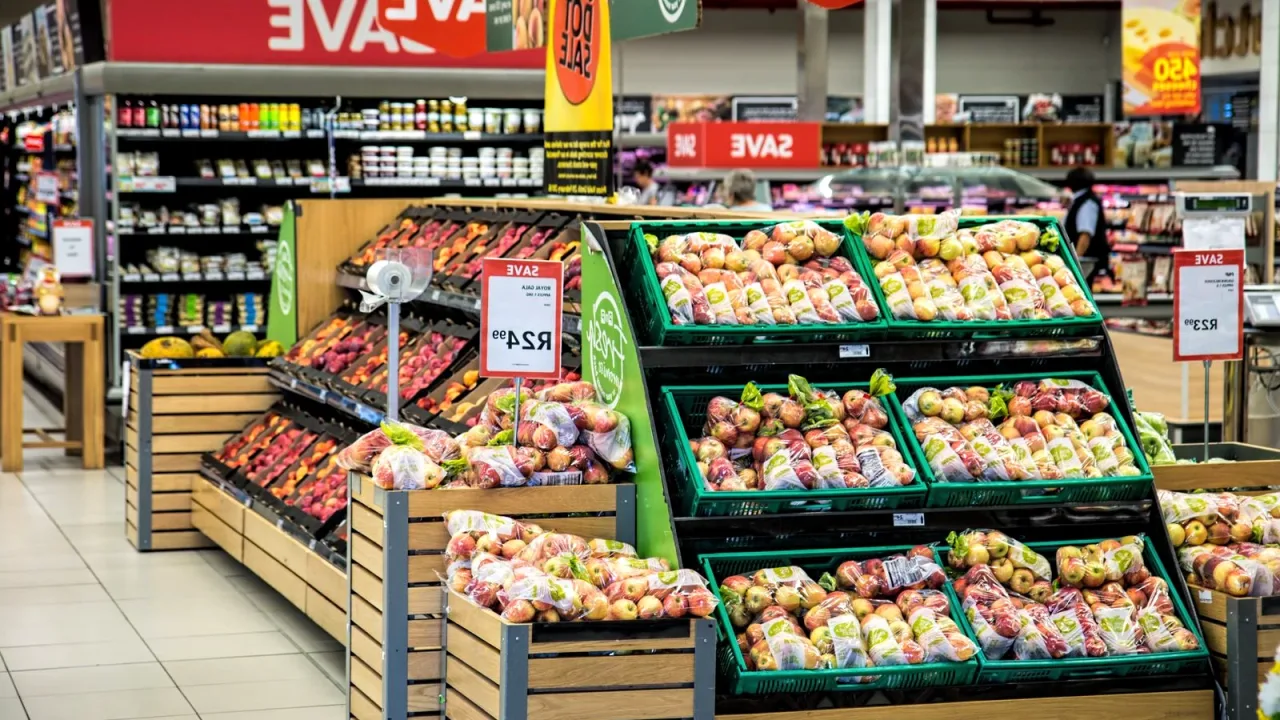 Market rafında baharat ürünleri